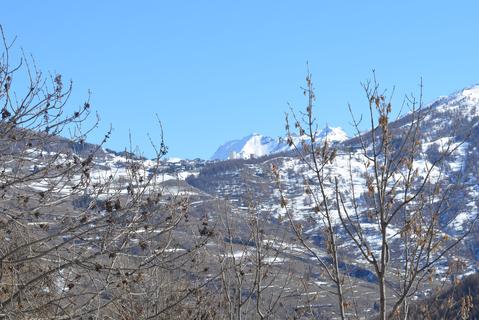 Sullo sfondo al centro Sestriere